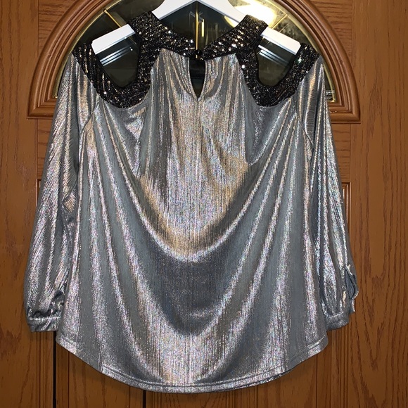Rotita Boutique Iridescent & Shimmer Metallic Pleated Cold Shoulder Halter Top - Picture 13 of 16